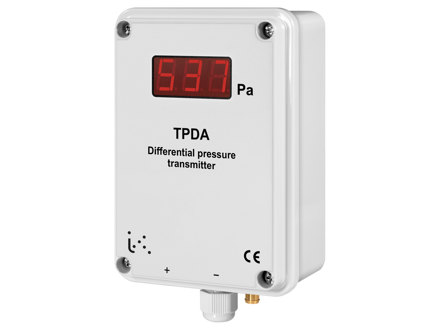 Differential pressure transmitter with display