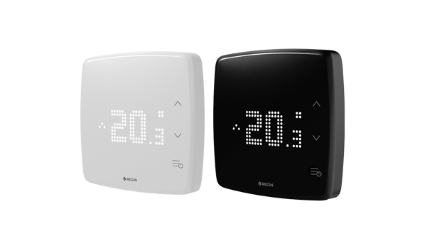 Due termostati moderni, uno bianco e uno nero, con display digitali che mostrano una temperatura di 20.3°C.